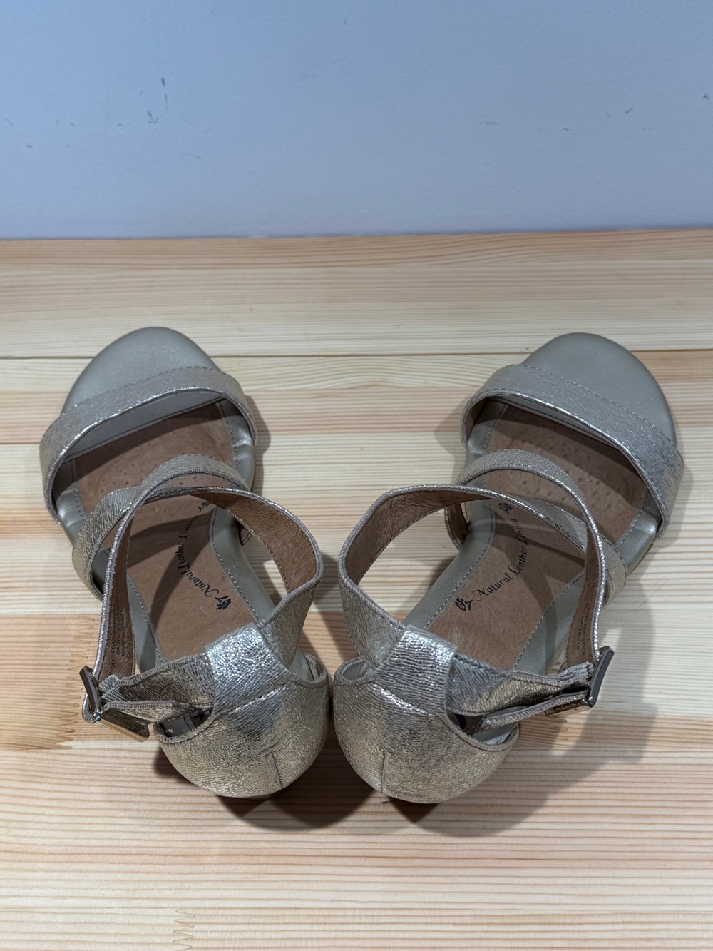 Söfft Metallic Champagne Gold Leather Low Wedge Sandals: 7.5 - Picture 6 of 11